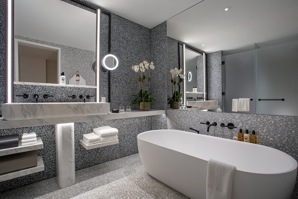 Suite, 1 Bedroom (Mobility/Hearing Access, Roll-In Shwr) thumbnail 5