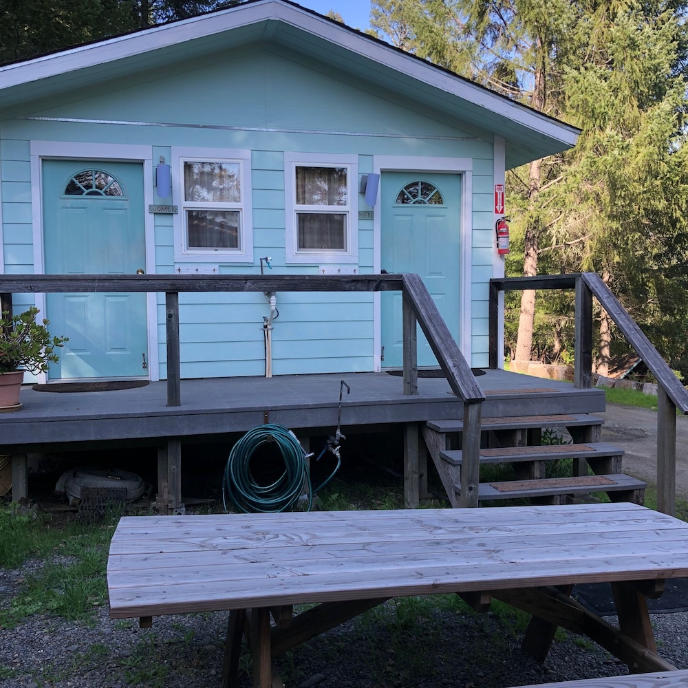 Basic Single Room, 2 Twin Beds, Shared Bathroom, Mountain View photo 3