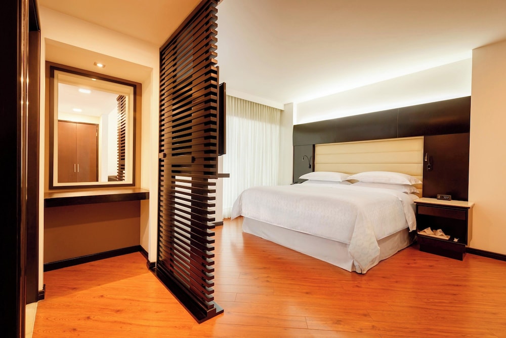 Club Suite, 1 Bedroom, Club Lounge Access (High Floor) - Photo 1