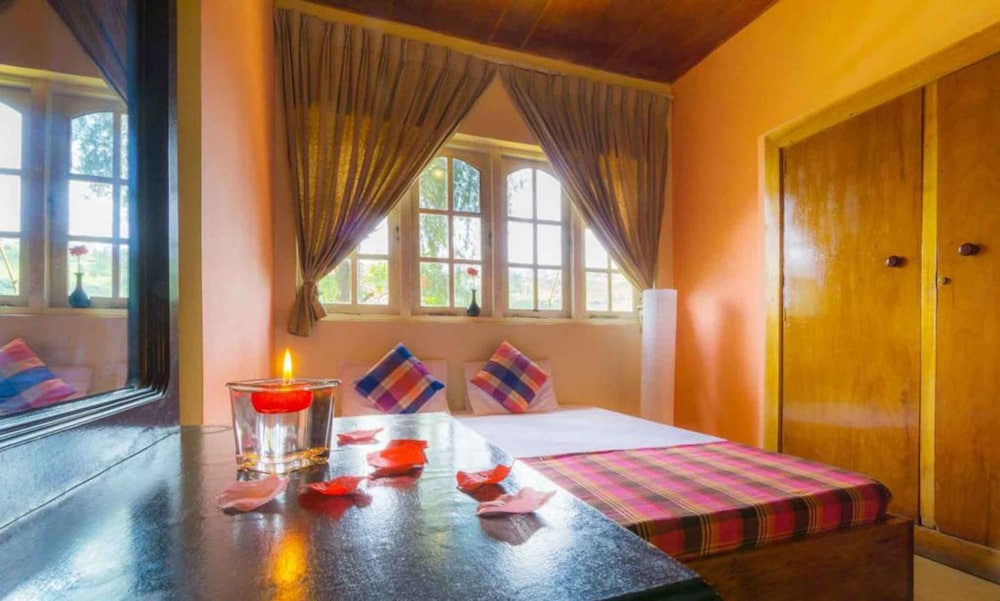 Standard Double Room, 1 Queen Bed, Private Bathroom, Hill View photo 2