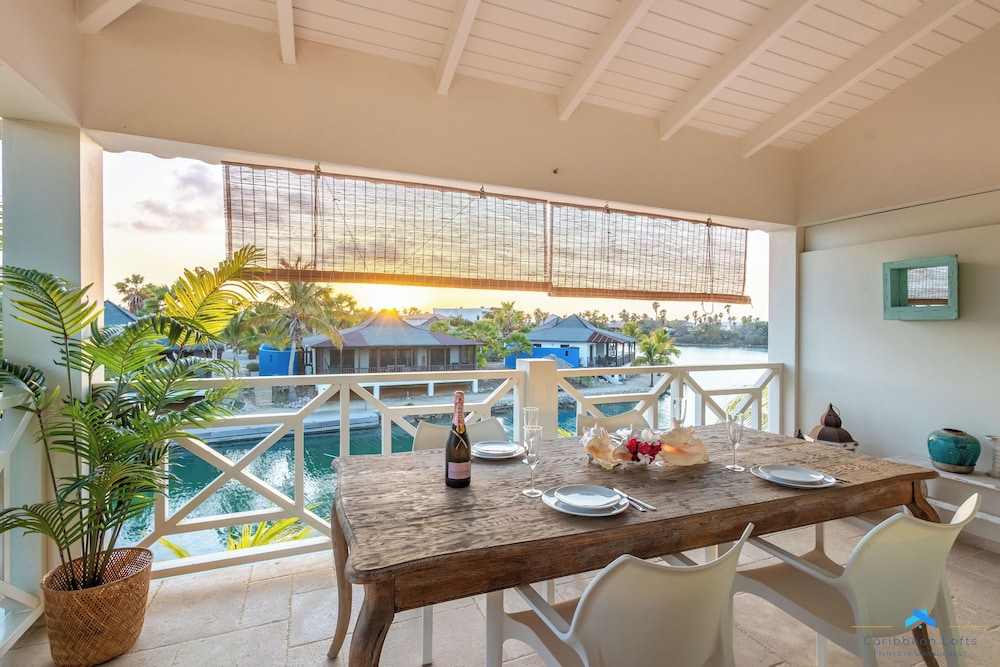 Deluxe Loft, 1 Queen Bed, Lagoon View photo 1