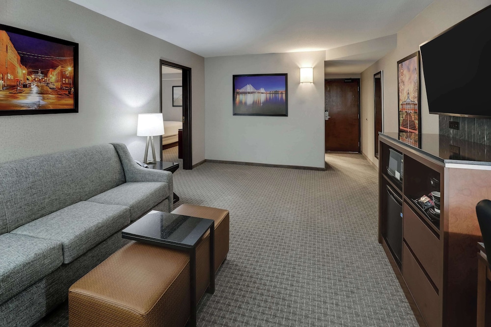 Suite, 2 Queen Beds, Accessible, Refrigerator & Microwave (Sofabed, Tub, Upper Floor) - Photo 3
