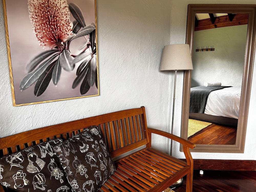 Comfort Cottage, 1 Queen Bed, Lake View (3 Night Rate) photo 1