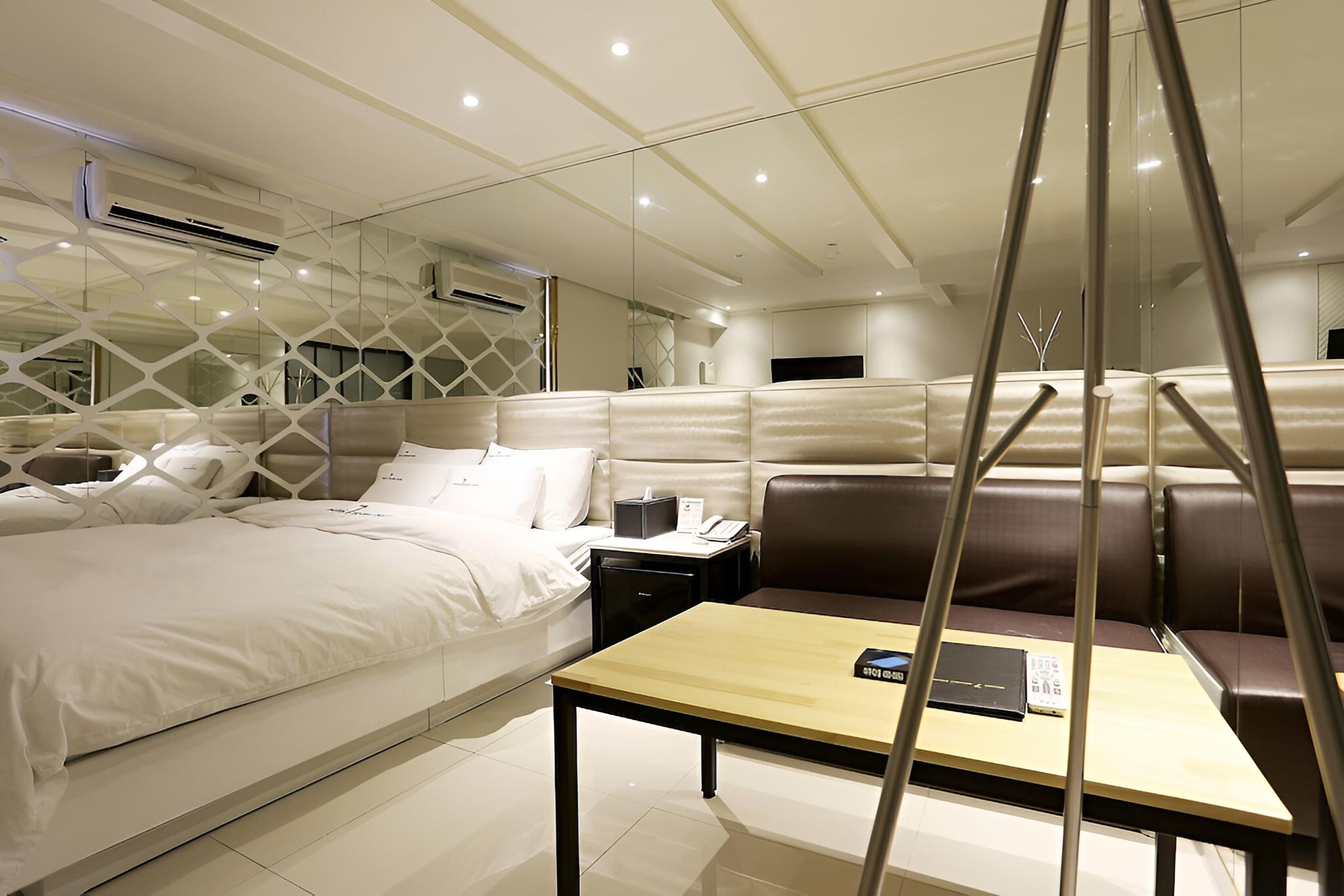 Room (Couple PC (65-inch smart TV + massage) - Photo 23