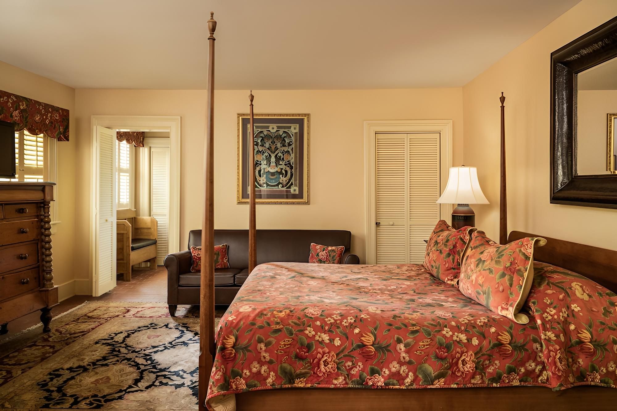 Carriage House Queen photo 3