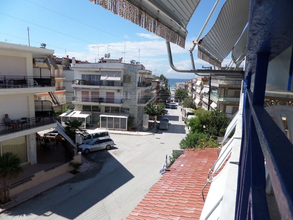Family Apartment, 2 Bedrooms, Partial Sea View photo 3