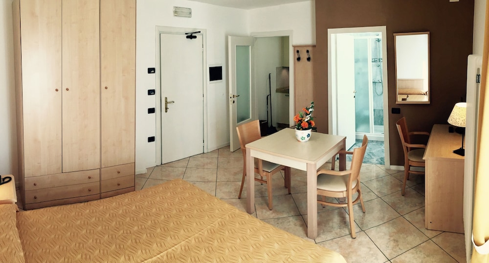 Studio, Kitchenette