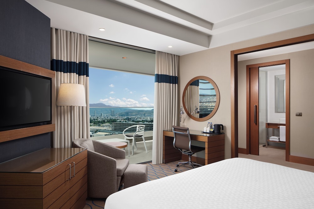 Room, 1 King Bed, Balcony, City View (Corner)
