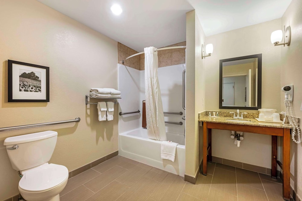 Suite, Non Smoking (2 Queen Bed with Sofabed) - Photo 4