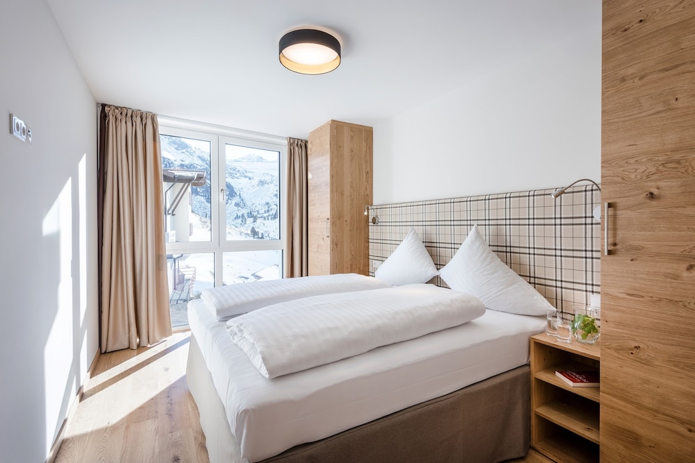 Executive Apartment, 3 Bedrooms, Balcony (80m²)