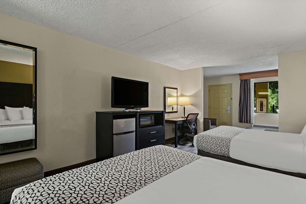 Junior Suite, 2 Queen Beds, Non Smoking, Refrigerator & Microwave (Shower Only;With Sofabed) photo 3