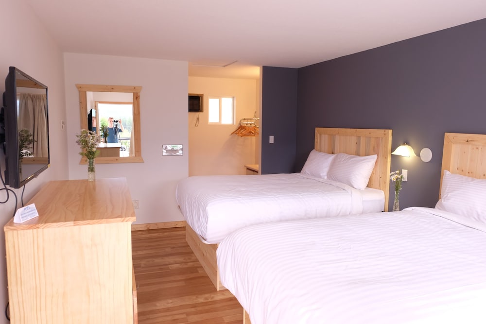 Standard Room, 2 Queen Beds photo 3