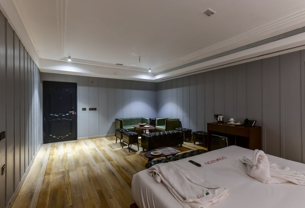 Suite - Photo 5