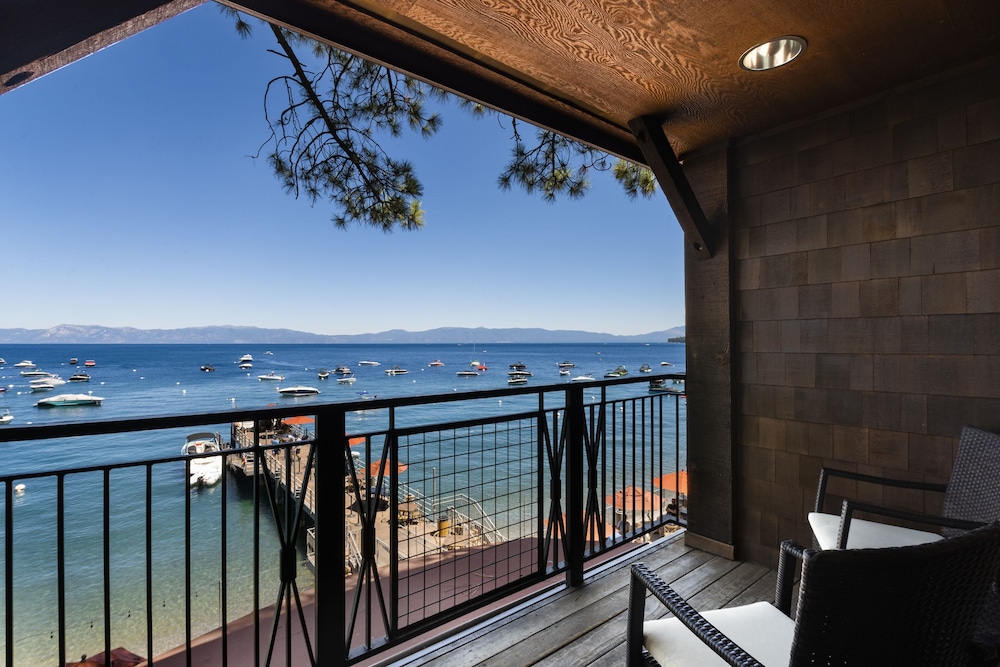 Luxury Suite, 1 King Bed with Sofa bed, Lake View photo 3