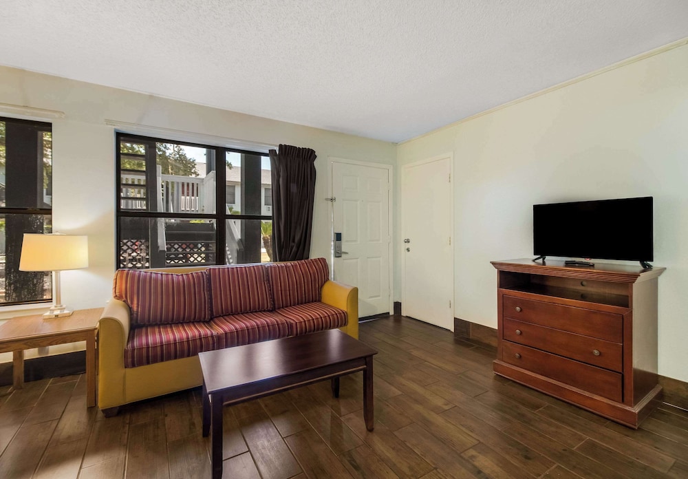 Suite, 1 King Bed with Sofa bed, Non Smoking - Photo 1