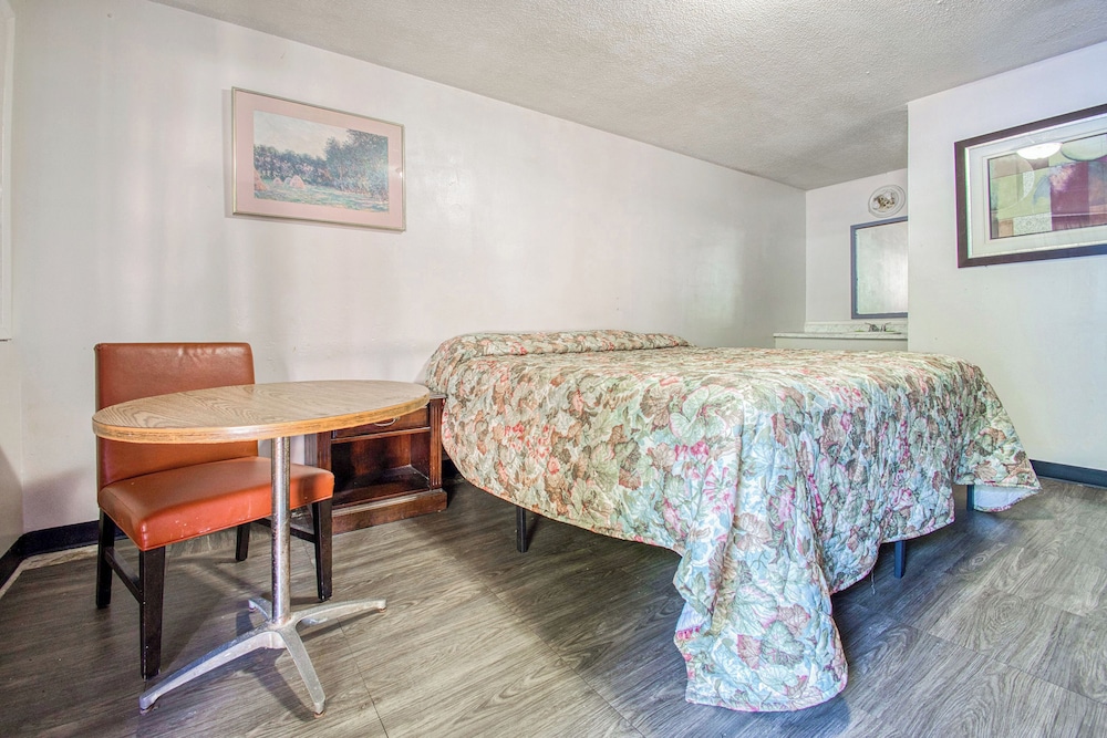 Room, 1 Queen Bed, Smoking photo 1