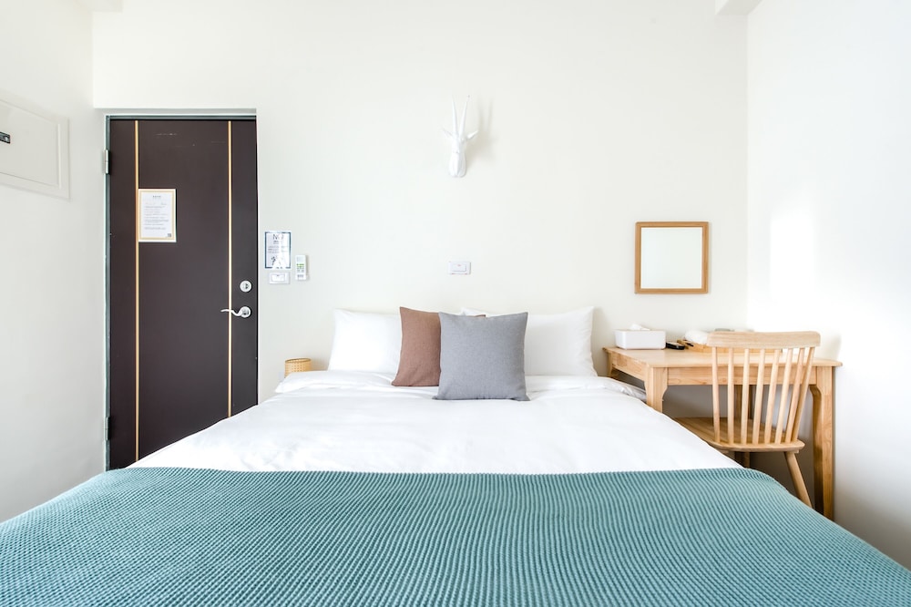Double Room, No Windows - Photo 6