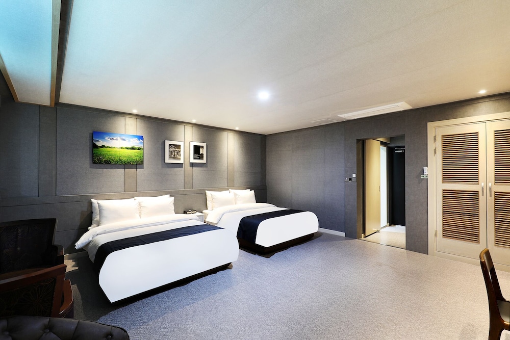 Premium Twin Room (Breakfast not provided on Monday) - Photo 9