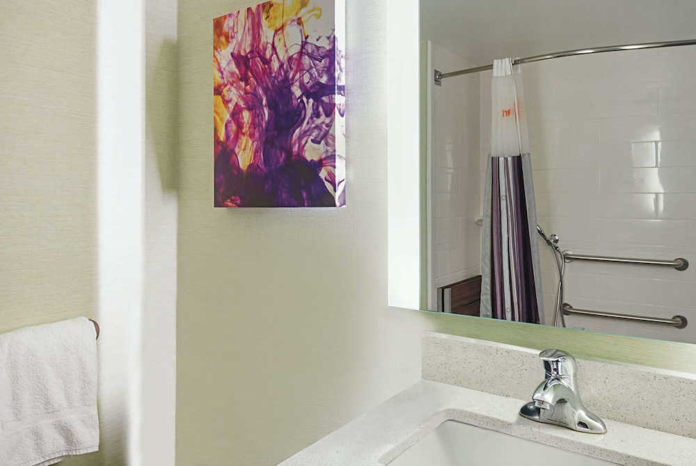 Deluxe Suite, 1 King Bed, Accessible, Bathtub (Mobility, Grab bars) - Photo 1