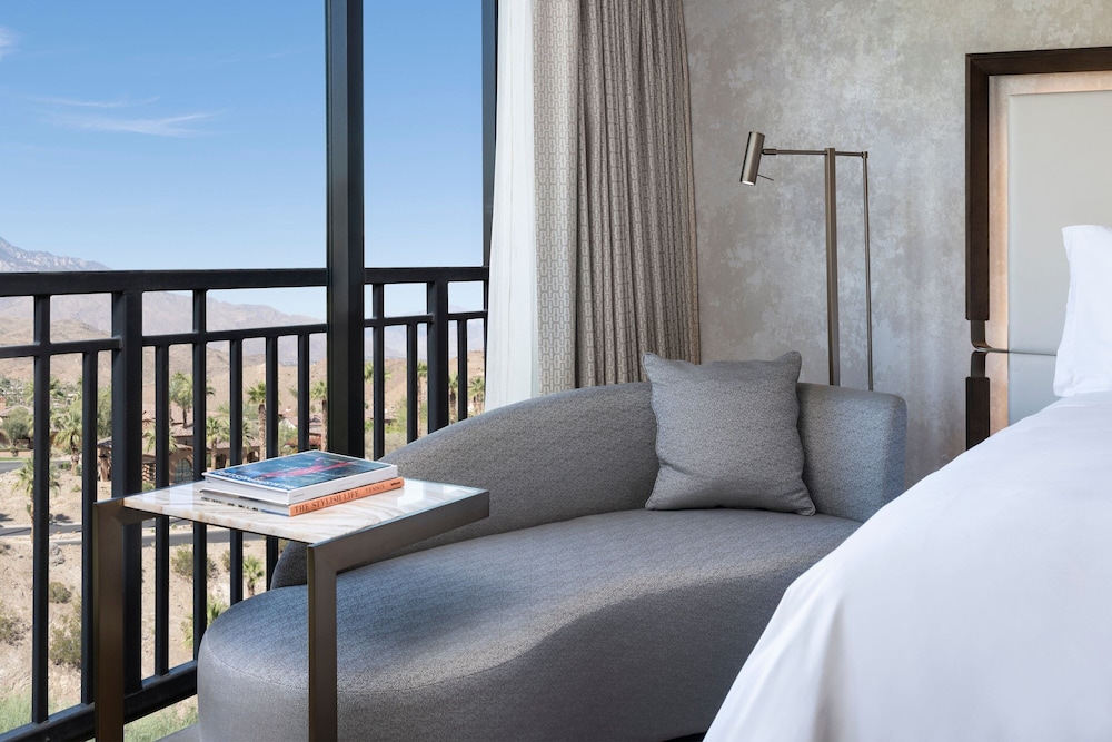 Desert View, 1 King, Balcony - Photo 8