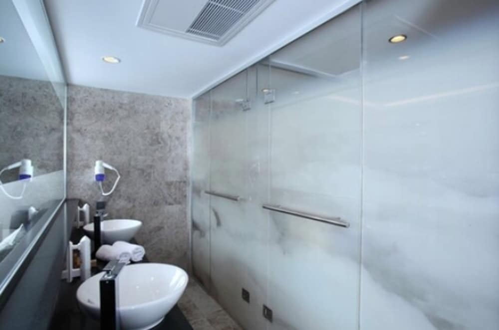 Deluxe Suite, City View (Single Use) photo 2