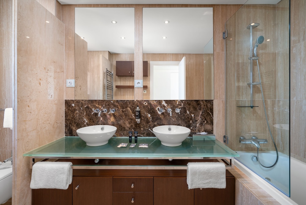 Luxury Townhome, 2 Bedrooms, Pool View - Photo 8