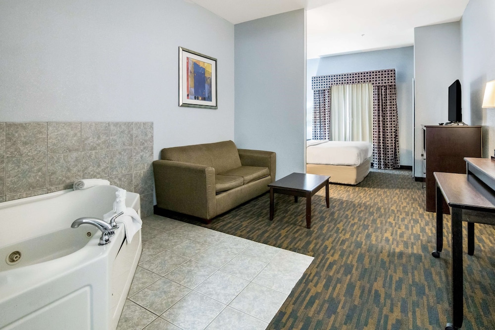 Standard Suite, 1 King Bed, Accessible, Non Smoking - Photo 3
