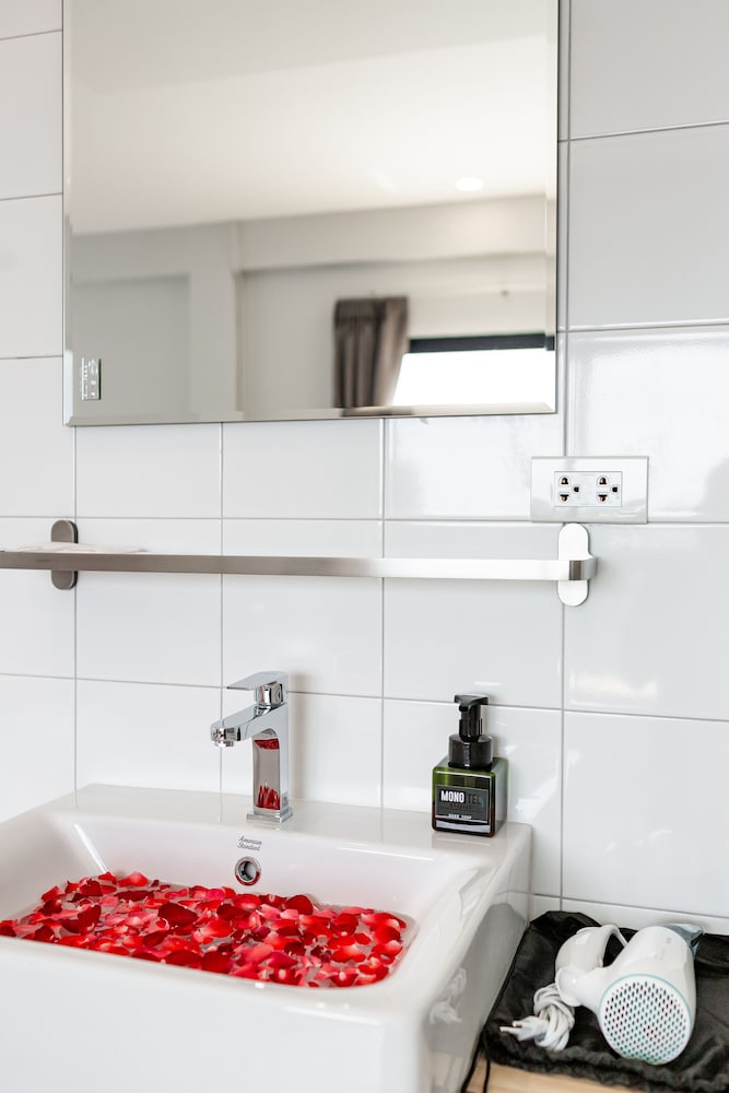 Deluxe Room, Bathtub - Photo 33
