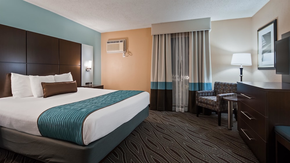 Suite, 1 King Bed, Non Smoking, Refrigerator & Microwave photo 1