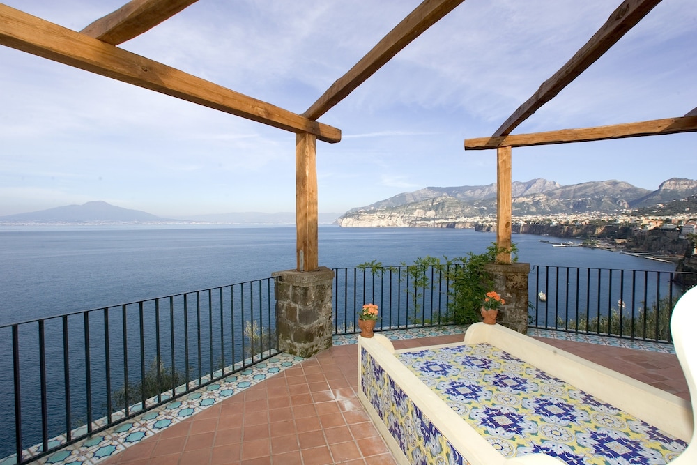 Deluxe Suite, Sea View - Photo 2