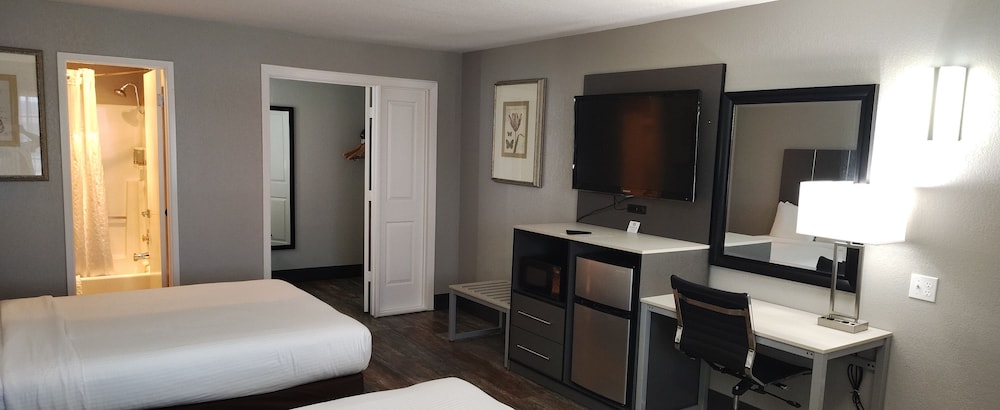 Standard Room, 2 Queen Beds, Non Smoking, Refrigerator & Microwave photo 2