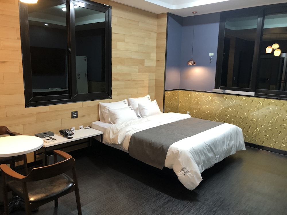 Standard Double Room, Non Smoking - Photo 1