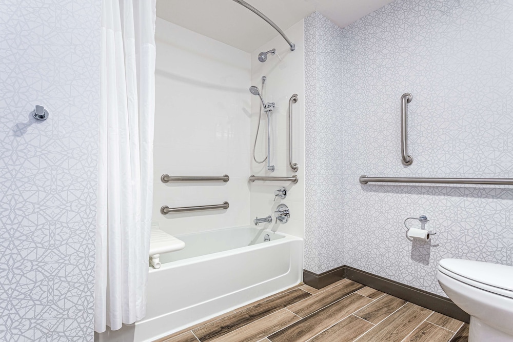Room, 1 King Bed, Accessible, Bathtub (Mobilty & Hearing) - Photo 4