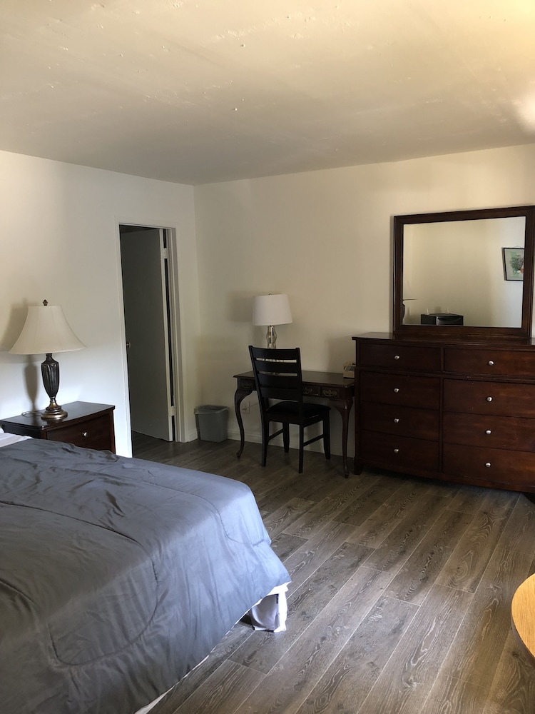 Basic Room, 1 King Bed, City View photo 2