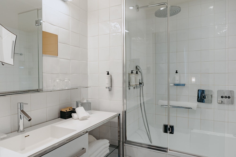 Junior Suite, 1 Queen Bed, Terrace thumbnail 6