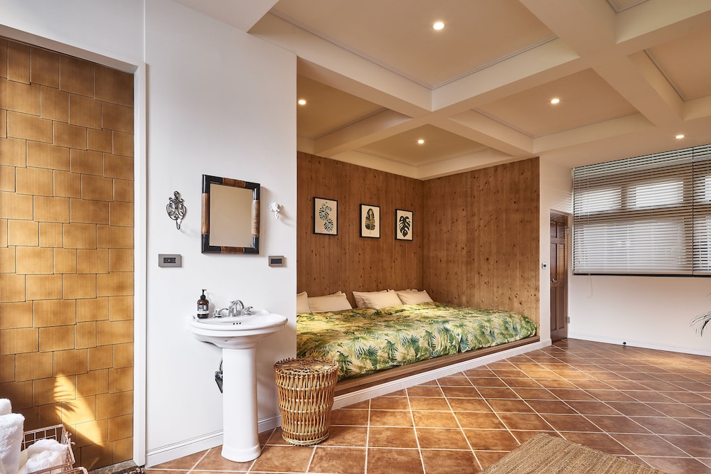 Deluxe Quadruple Room, 2 Queen Beds, Mountain View photo 2
