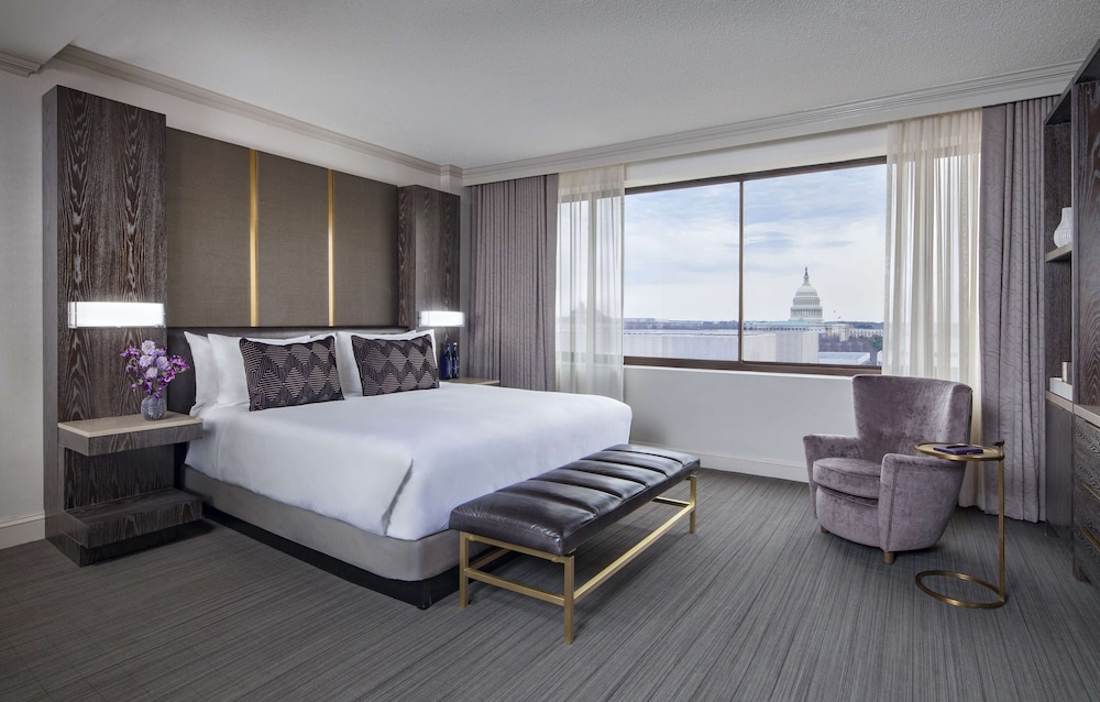 Deluxe Room, 1 King Bed (Capitol View) - Photo 1