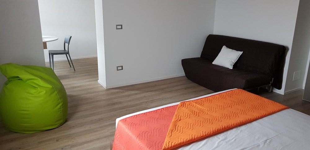 Family Suite, 1 Queen Bed with Sofa bed, Courtyard View photo 3