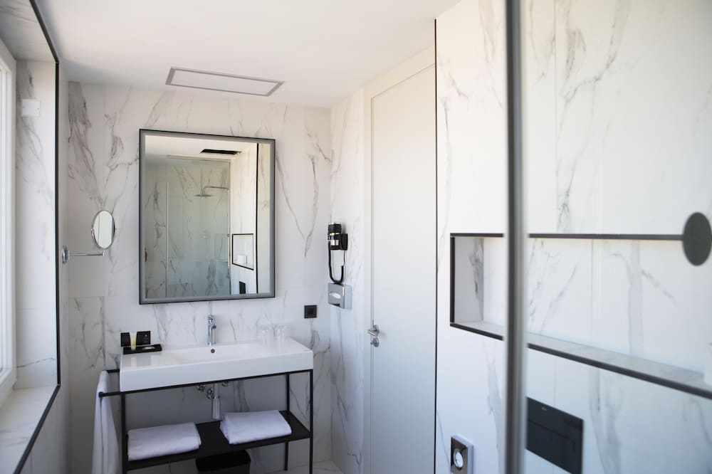 Deluxe Room (Twin) - Photo 15
