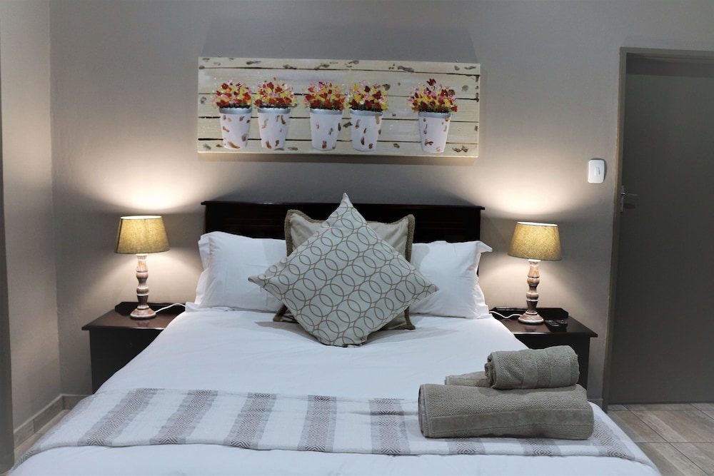 Deluxe Double Room, 1 Queen Bed, Non Smoking photo 2