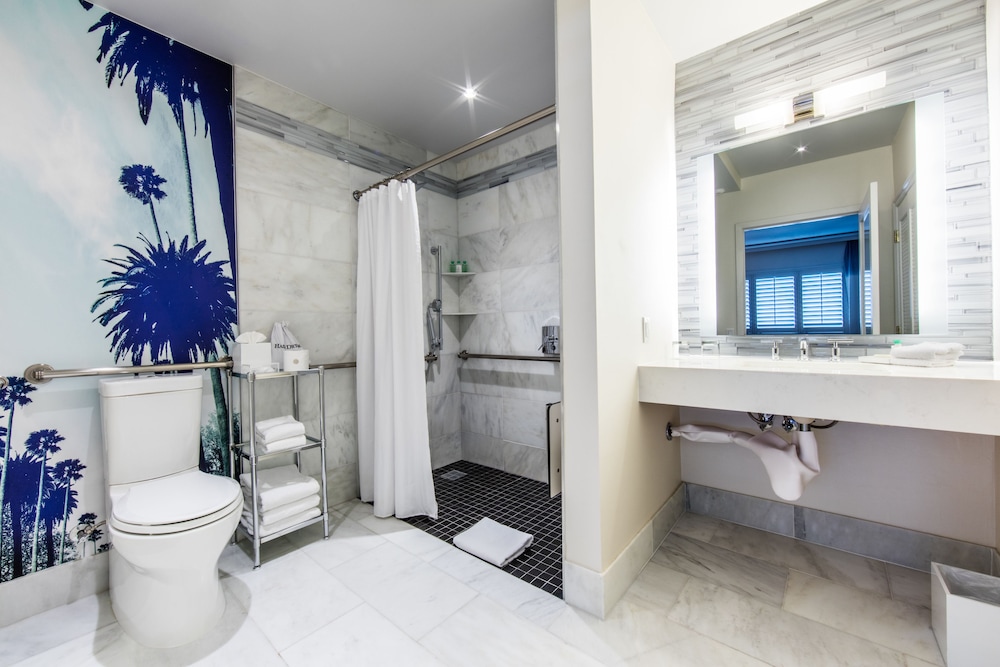 Suite, 1 Bedroom, Accessible (Mobility,Roll-In Shower)
