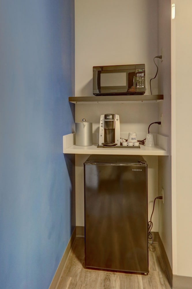 Suite, 1 King Bed - Photo 3