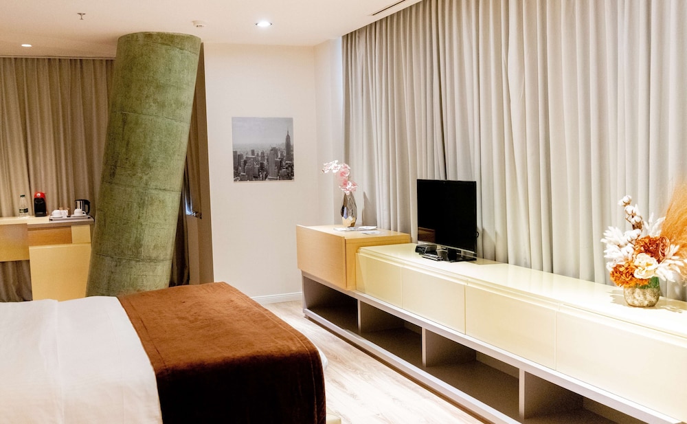 Junior Suite, 1 King Bed, Non Smoking, Bathtub photo 3