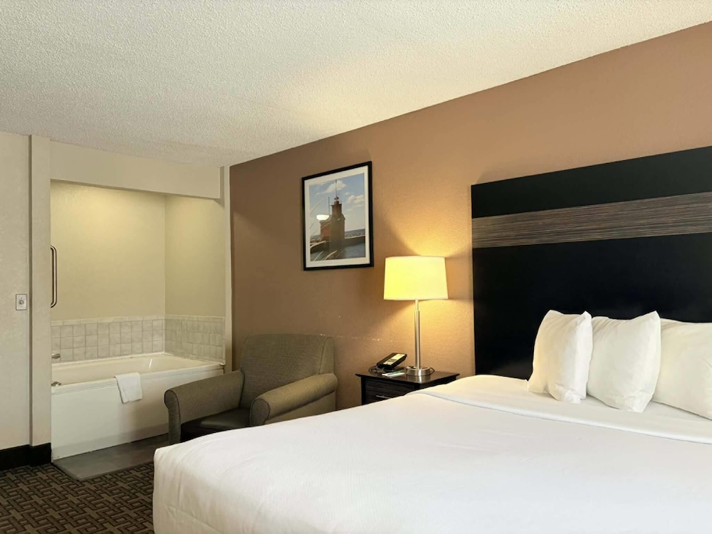 Deluxe Room, 1 King Bed, Non Smoking - Photo 3