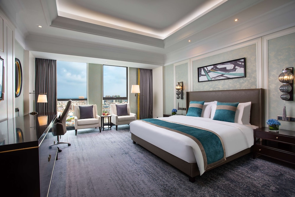 Deluxe Room, 1 King Bed, Non Smoking - Photo 1