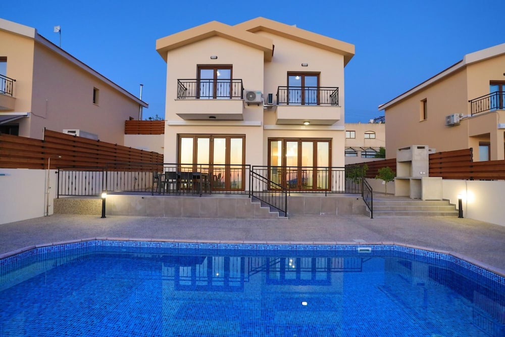 Villa, Smoking photo 2