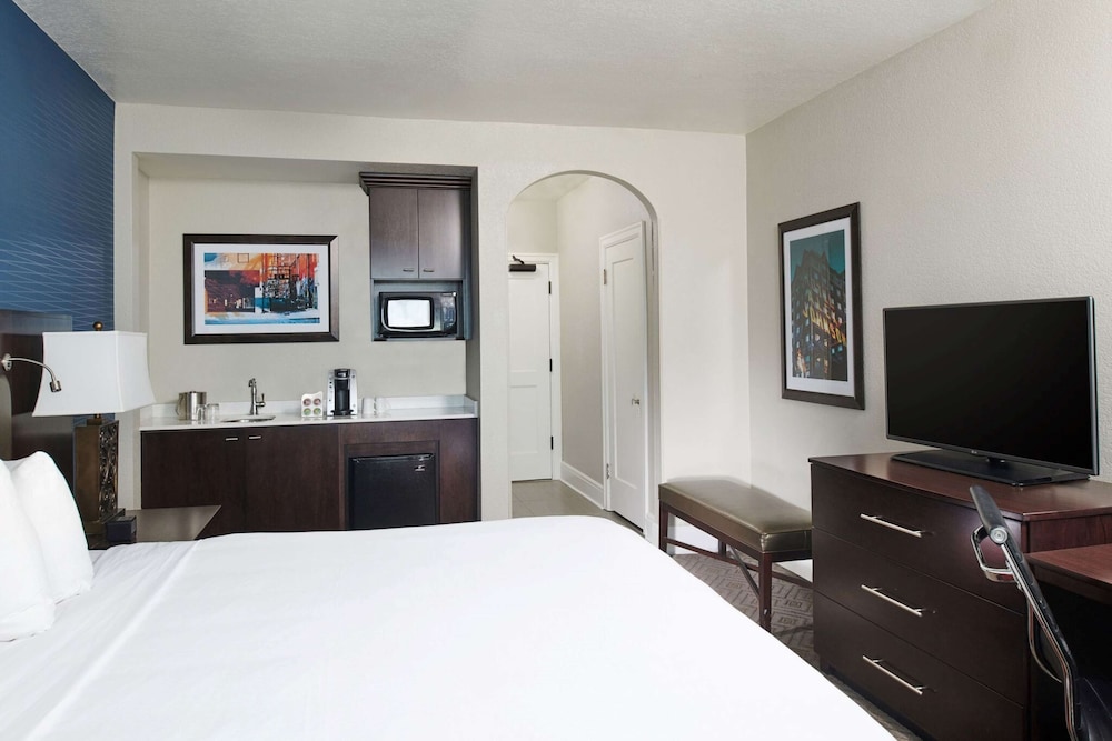 Deluxe Room, 1 King Bed (Wetbar) - Photo 3