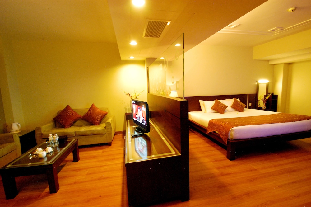 Junior Suite, 1 Queen Bed, City View - Photo 2