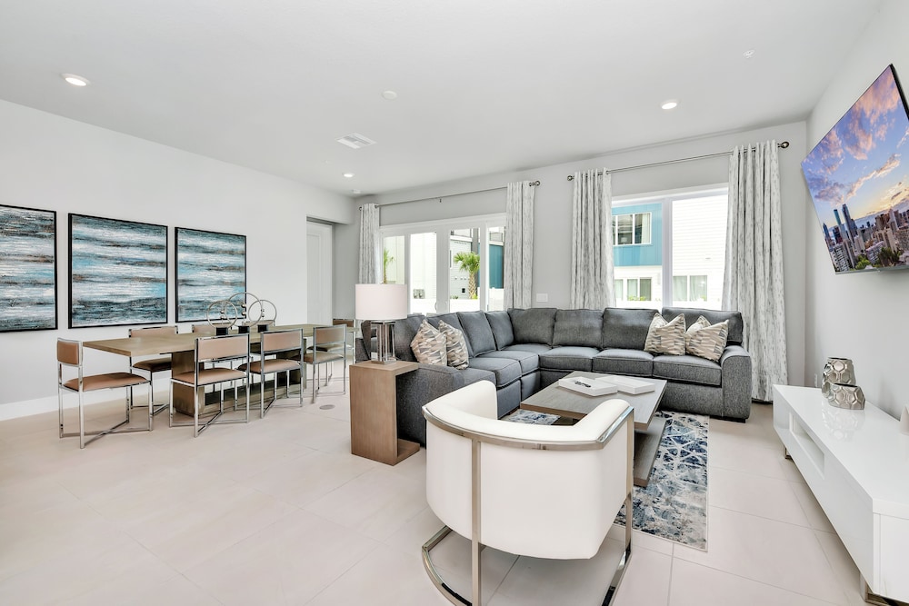 Luxury Condo, 4 Bedrooms, Pool Access