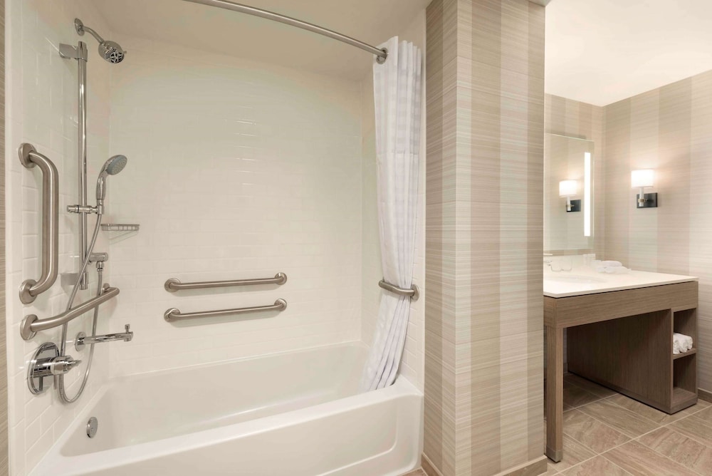 Studio, 1 King Bed, Accessible, Bathtub thumbnail 6